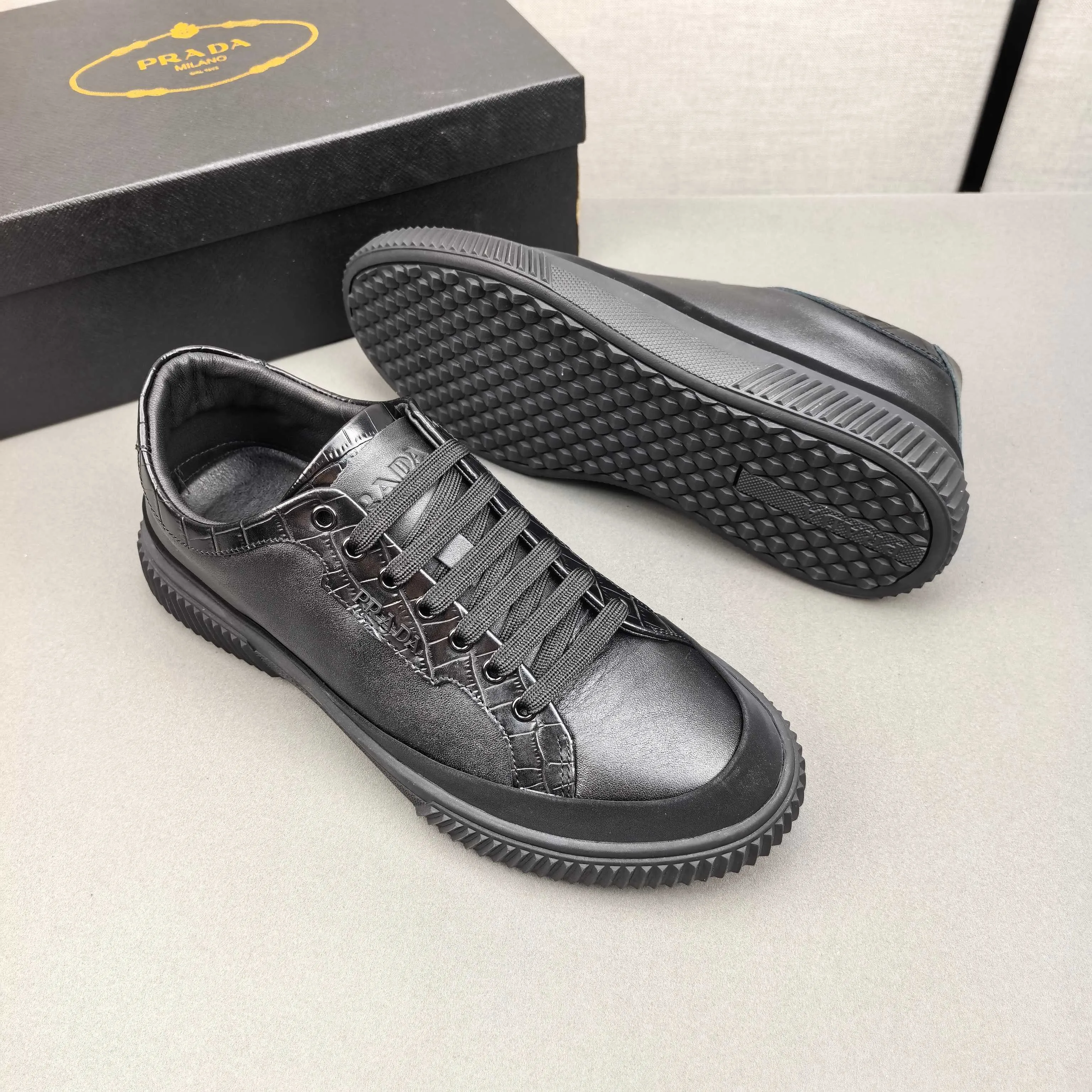 PP420❣️❣️❣️Prada set off the audience! Prada, an international brand that is constantly innovating, this men's casual shoe, the original version, made of cowhide leather at a ratio of one to one at the store, with leather feet and rubber non-slip outsole, breathable and comfortable, quality speaks for itself👄38-44